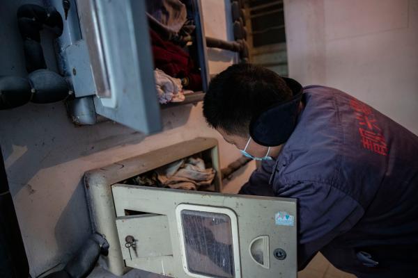 给小区39个门洞的水管穿棉衣穿着风衣的他说:“跑多了便不觉得冷”……(图2) 给小区39个门洞的水管穿棉衣穿着风衣的他说:“跑多了便不觉得冷”……(图2)