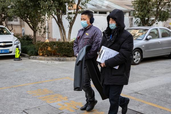 给小区39个门洞的水管穿棉衣穿着风衣的他说:“跑多了便不觉得冷”……(图1) 给小区39个门洞的水管穿棉衣穿着风衣的他说:“跑多了便不觉得冷”……(图1)