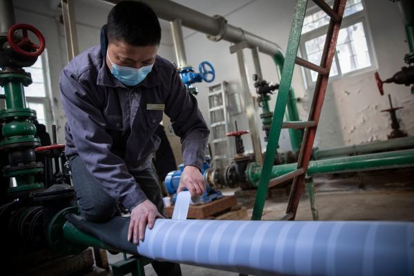 给小区39个门洞的水管穿棉衣穿着风衣的他说:“跑多了便不觉得冷”……(图3) 给小区39个门洞的水管穿棉衣穿着风衣的他说:“跑多了便不觉得冷”……(图3)