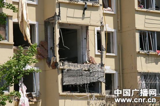 大连一居民楼发生管道液化气爆炸(组图)(图1)